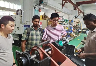 A malajziai ügyfelek meglátogatják a Shenzhen Zhuoyang Machinery Co., Ltd.-t.